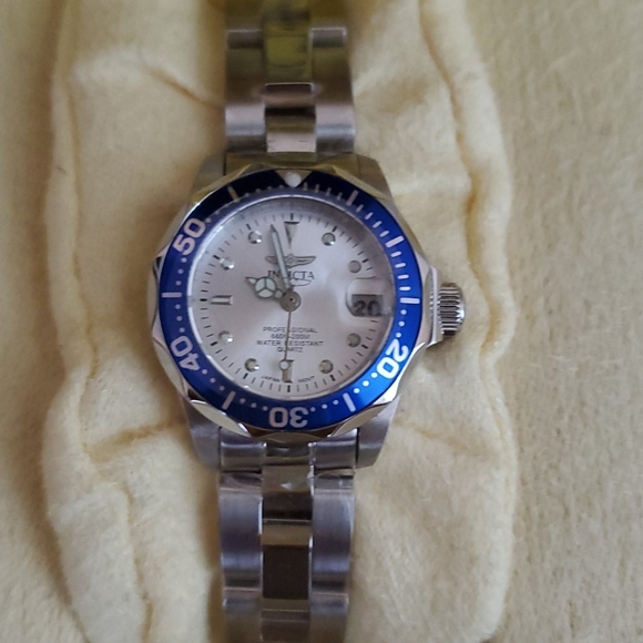 Invicta Women Pro Diver 14125 Quartz Silver Dial - Picture 2 of 3